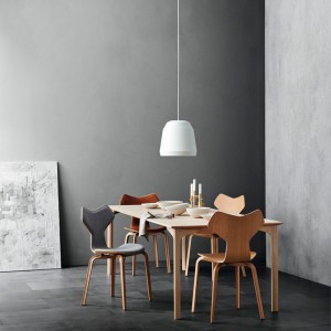 Silla Grand Prix tapizada. Fritz Hansen con acabados modernos de alta calidad.
