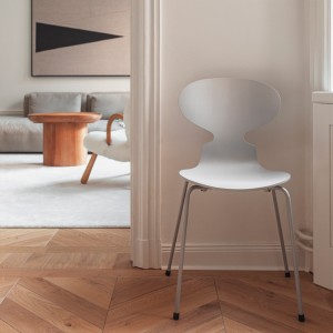 Silla ANT 4 patas fresno coloreado. Fritz Hansen con un diseño moderno de alta calidad.