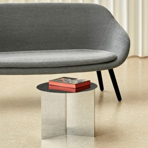 Mesa de centro Slit de Hay con diseño elegante en acero para salones.