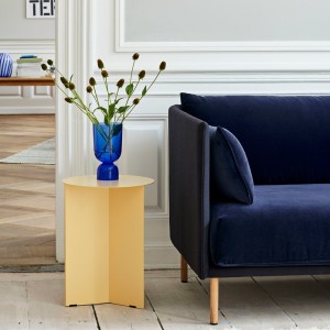 Mesa de centro Slit de Hay con diseño elegante en acero para salones.