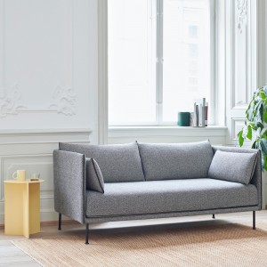 Mesa de centro Slit de Hay con diseño elegante en acero para salones.