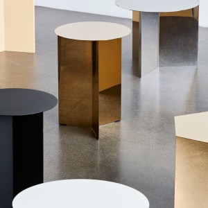 Mesa de centro Slit de Hay con diseño elegante en acero para salones.