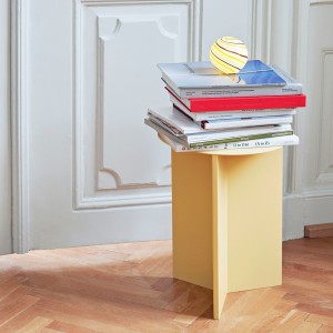 Mesa de centro Slit de Hay con diseño elegante en acero para salones.