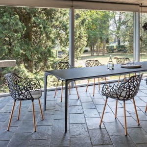 Mesa rectangular Allsize Aluminio de elegante diseño de Fast. Mesas para exteriores.