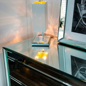 Lámpara sobremesa Audrey TA de Contardi con diseño elegante, vanguardista y moderno.