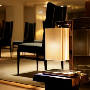 Lámpara sobremesa Audrey TA de Contardi con diseño elegante, vanguardista y moderno.