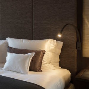 Lámpara de pared Flexiled Leather de Contardi con diseño elegante, elegante y moderno.