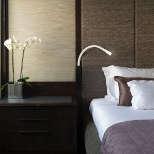 Lámpara de pared Flexiled Leather de Contardi con diseño elegante, elegante y moderno.