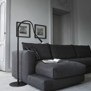 Lámpara pie Flexiled de Contardi con un diseño elegante lleno de grandes acabados y modernidad.