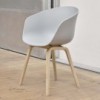 Silla AAC 22 de Hay nórdica de madera y polipropileno ideal para espacios modernos.