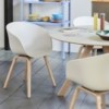 Silla AAC 22 de Hay nórdica de madera y polipropileno ideal para espacios modernos.