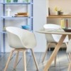 Silla AAC 22 de Hay nórdica de madera y polipropileno ideal para espacios modernos.