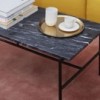 Mesa de centro Rebar de acero con sobre de mármol con diseño moderno de HAY.