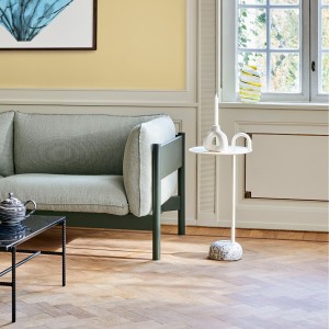 Mesa auxiliar Bowler de diseño moderno y exclusivo de Hay para espacios públicos.