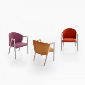 Sillón Pub de Bensen cuenta con asientos tapizados y estructura de madera con diseño moderno