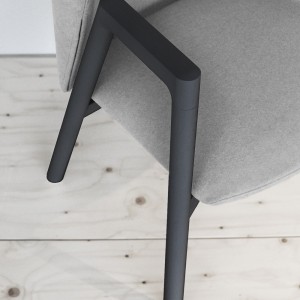 Sillón Pub de Bensen cuenta con asientos tapizados y estructura de madera con diseño moderno