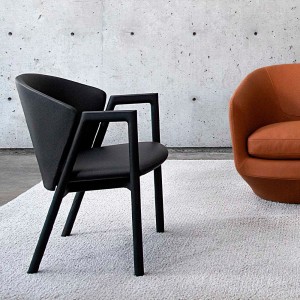 Sillón Pub de Bensen cuenta con asientos tapizados y estructura de madera con diseño moderno