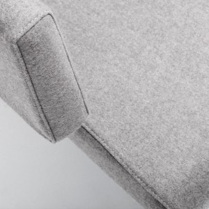 Butaca Lotus de Bensen con una base giratoria y un diseño moderno, lleno de elegancia.