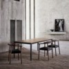 Sillón Tokyo de Bensen en madera maciza con diseño moderno y asiento tapizado en piel.