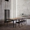 Sillón Tokyo de Bensen en madera maciza con diseño moderno y asiento tapizado en piel.