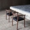 Sillón Tokyo de Bensen en madera maciza con diseño moderno y asiento tapizado en piel.