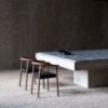 Sillón Tokyo de Bensen en madera maciza con diseño moderno y asiento tapizado en piel.