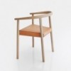 Sillón Tokyo de Bensen en madera maciza con diseño moderno y asiento tapizado en piel.