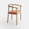 Sillón Tokyo de Bensen en madera maciza con diseño moderno y asiento tapizado en piel.