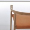 Sillón Tokyo de Bensen en madera maciza con diseño moderno y asiento tapizado en piel.