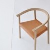 Sillón Tokyo de Bensen en madera maciza con diseño moderno y asiento tapizado en piel.