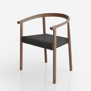 Sillón Tokyo de Bensen en madera maciza con diseño moderno y asiento tapizado en piel.