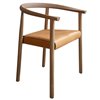 Sillón Tokyo de Bensen en madera maciza con diseño moderno y asiento tapizado en piel.