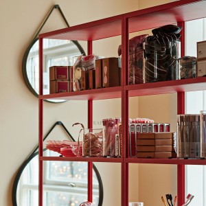 Espejo Strap funcional y minimalista para colgar de Hay. Un diseño moderno y elegante