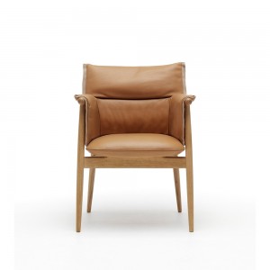 Silla E005 Embrace Chair en piel de Carl Hansen and Son. Sillas nordicas.