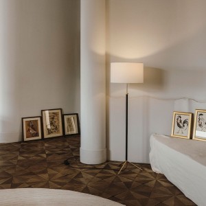 Lámpara pie de salón G2 1963 de Santa & Cole. Lámparas de diseño moderno.