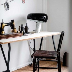 Lámpara mesa de marmol Snoopy de Flos Iluminación. Lámpara de diseño novedoso.