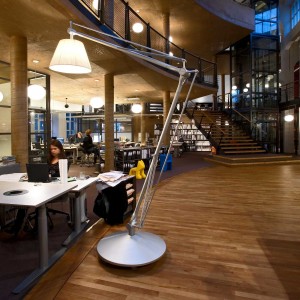 Lámpara de pie ajustable Superarchimoon de Flos Iluminación