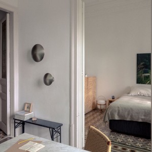 Aplique Disco de SantaCole. Lampara excelenet para alumbrar cualquier espacio.