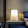 Lámpara sobremesa moderna Birdie Zero de diseño italiano Foscarini.