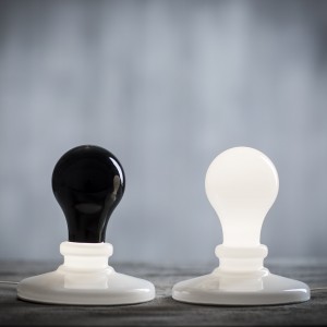 Lámpara Light Bulb de Foscarini. Lámparas de diseño moderno para sobremesa.