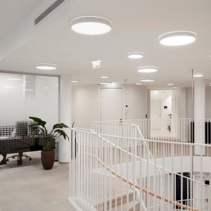 Lámpara LP Slim Semi Recessed de Louis Poulsen.