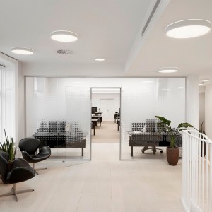 Lámpara LP Slim Semi Recessed de Louis Poulsen.