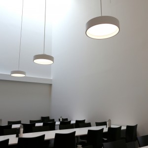 Lámpara suspensión LP Circle de Louis Poulsen con diseño elegante, calido y moderno.