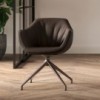 Sillón Halia de Ozzio design. Estructura en metal tapizado en piel, ecopiel o terciopelo.