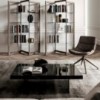Sillón Sveva de Ozzio design. Estructura en metal y tapizado en piel o terciopelo.