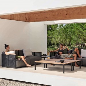 Mesa baja Bosc de Gandia Blasco. Diseño moderno para jardines y terrazas.