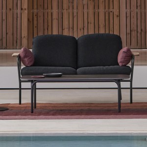 Sofá 2 plazas Capa de Gandia Blasco. Muebles de diseño moderno para exterior.