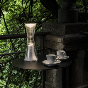 Lámpara sobremesa Come Together Artemide. Lámparas de batería recargable
