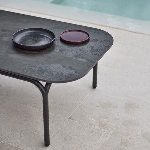 Mesa baja Capa de Gandia Blasco. Muebles de diseño moderno para exterior.