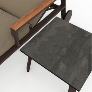 Mesa de diseño español para la tumbona Timeless exterior de Gandia Blasco.